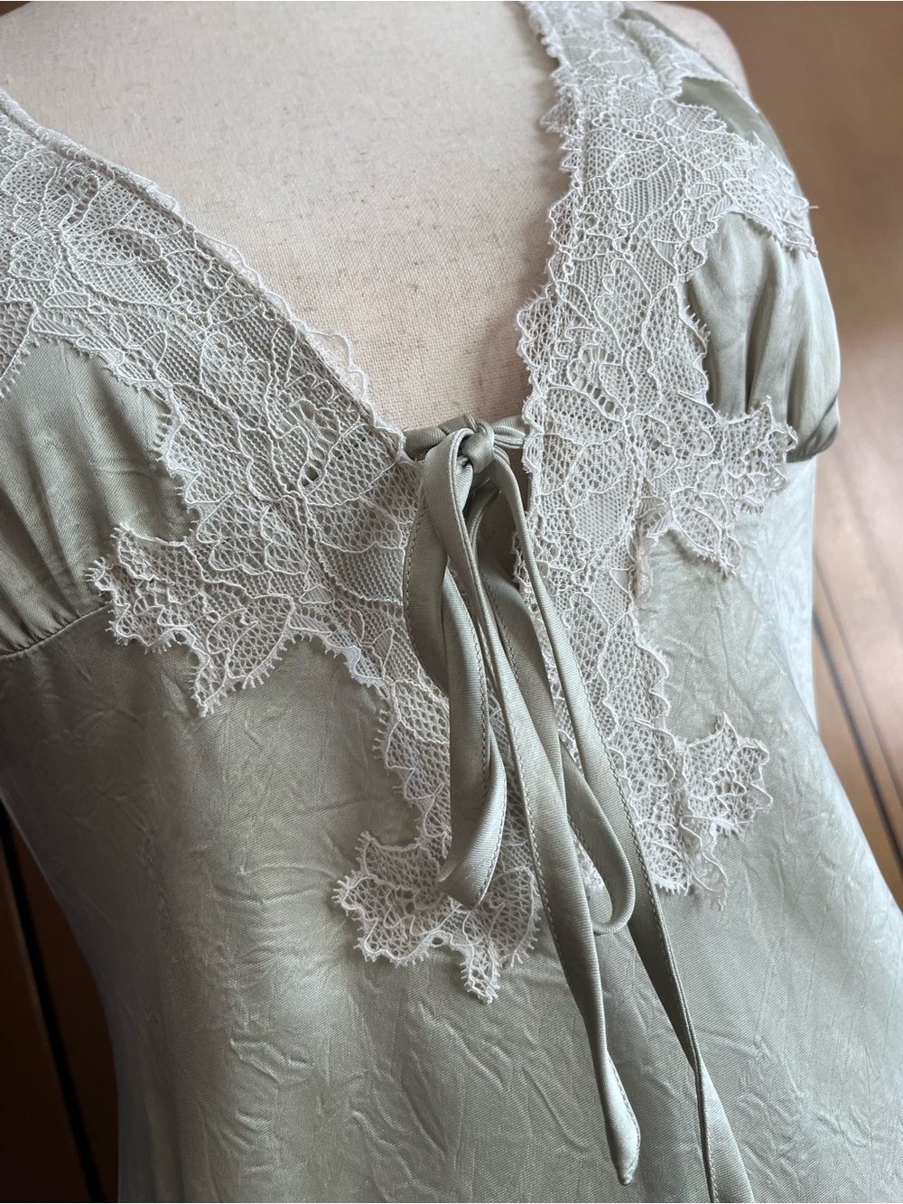 Lace-Trim Pale Green V-Neck Maxi Dress - Picture 4 of 6